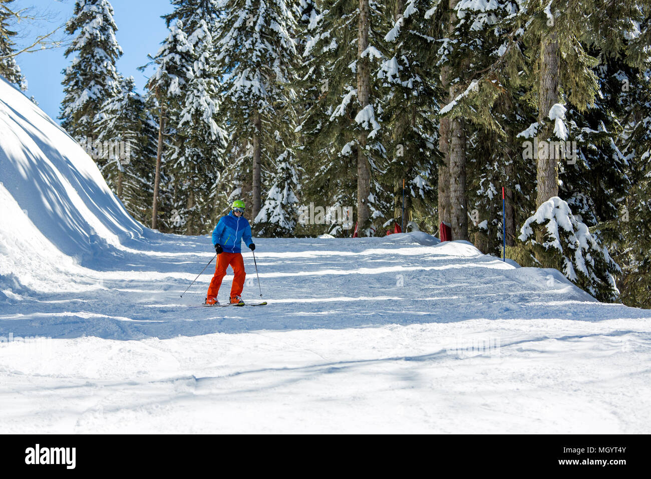 Foto di uomo di sport sciare sul pendio nevoso Foto Stock