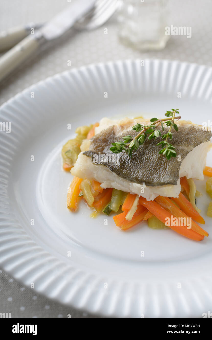 Merluzzo cotto al forno su letto di verdure Foto Stock