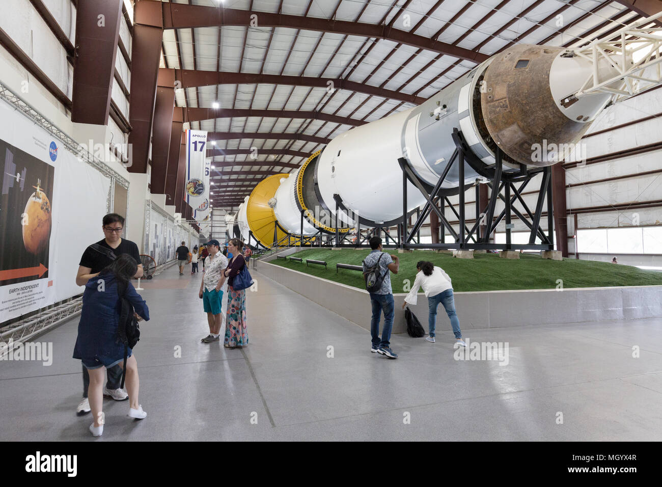 Per i visitatori in cerca di un Saturn 5 rocket, Rocket Park, Johnson Space Center Houston Texas USA Foto Stock