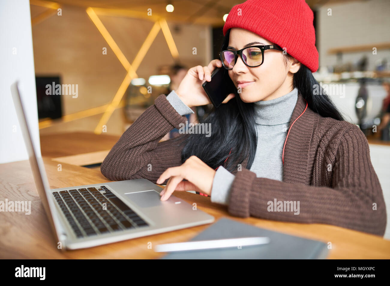 Moda Donna che lavorano in Cafe Foto Stock