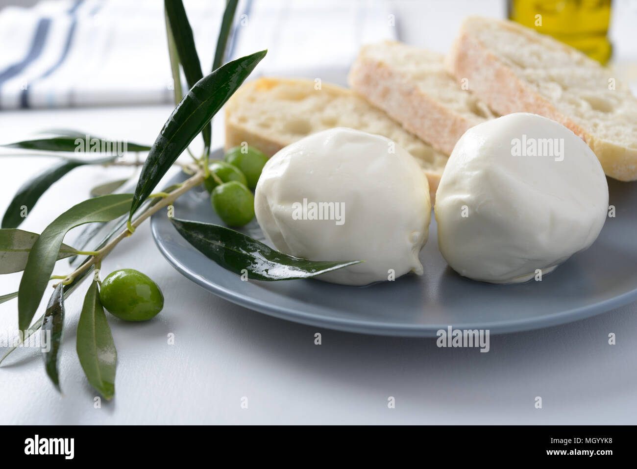 Mozzarella, pane e olive su una piastra Foto Stock