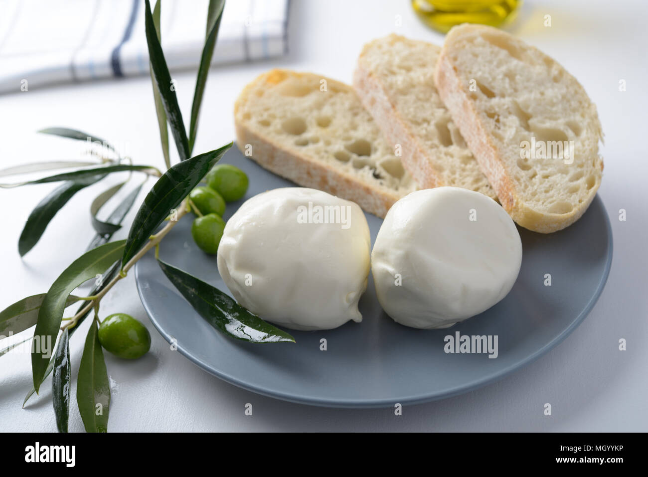 Mozzarella, pane e olive su una piastra Foto Stock
