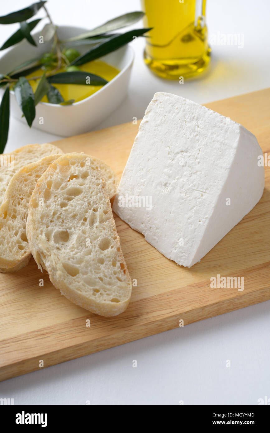 Il formaggio Feta, pane e olio di oliva Foto Stock
