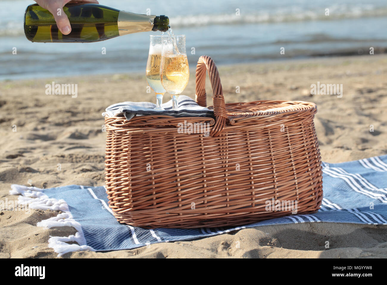 Occhiali con champagne su un cestino da pic-nic Foto Stock