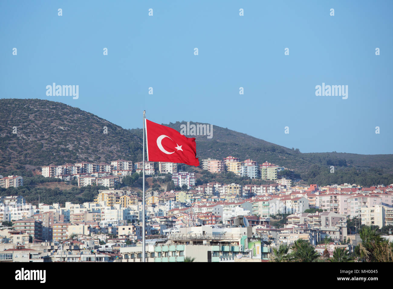 Bandiera turca sopra la città di Kusadasi, Turchia Foto Stock