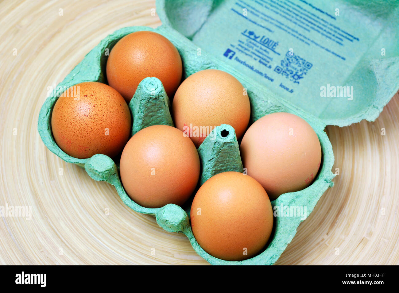 Uovo organico con la codifica europea - Mercato francese - Francia Foto Stock