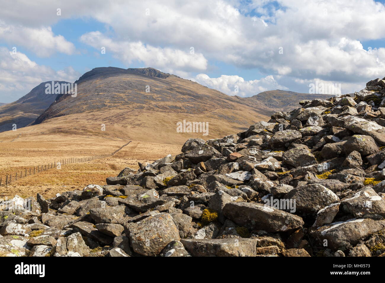 Guardando dal Cairns sulla carnedd Lwyd verso il vertice di Cadair Idris Foto Stock