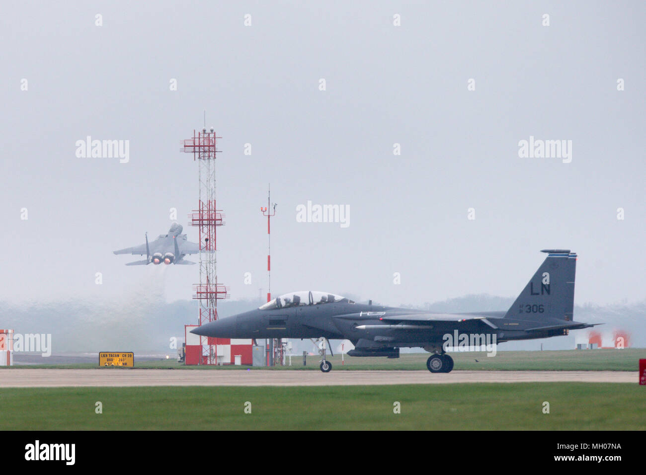 American Air Force per il personale di guardia come American F15 getti a decollare in RAF Lakenheath nel Suffolk il venerdì mattina (13 Aprile) americano F15 getti erano visti lasciando RAF Lakenheath in Suffolk questa mattina (VEN) in quanto sono pronti ad aderire all'aria siriano colpisce - dopo anziani ministri sostenuta Theresa Maggio a una speciale riunione del gabinetto. I piani sono stati visto lasciare la base aerea Usa questa mattina dopo il primo ministro e il suo gabinetto si è riunita ieri per elaborare piani per British azione militare in Siria. Foto Stock