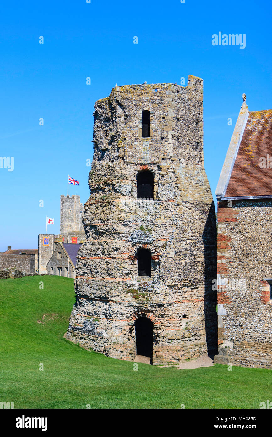 Inghilterra, il castello di Dover. Roman pharos, Faro, costruito agli inizi del II secolo D.C. Chiaro Cielo di estate blu. Foto Stock