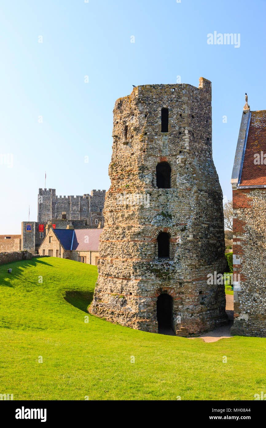 Inghilterra, il castello di Dover. Roman pharos, Faro, costruito agli inizi del II secolo D.C. Chiaro Cielo di estate blu. Foto Stock