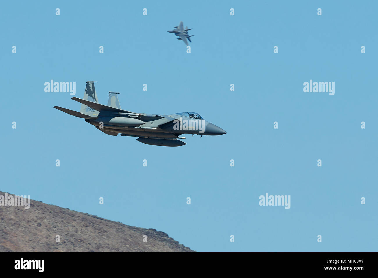 La formazione di due F-15C Eagle aerei da caccia della California Air National Guard, 144Fighter Wing, immersioni in Rainbow Canyon, California, USA. Foto Stock