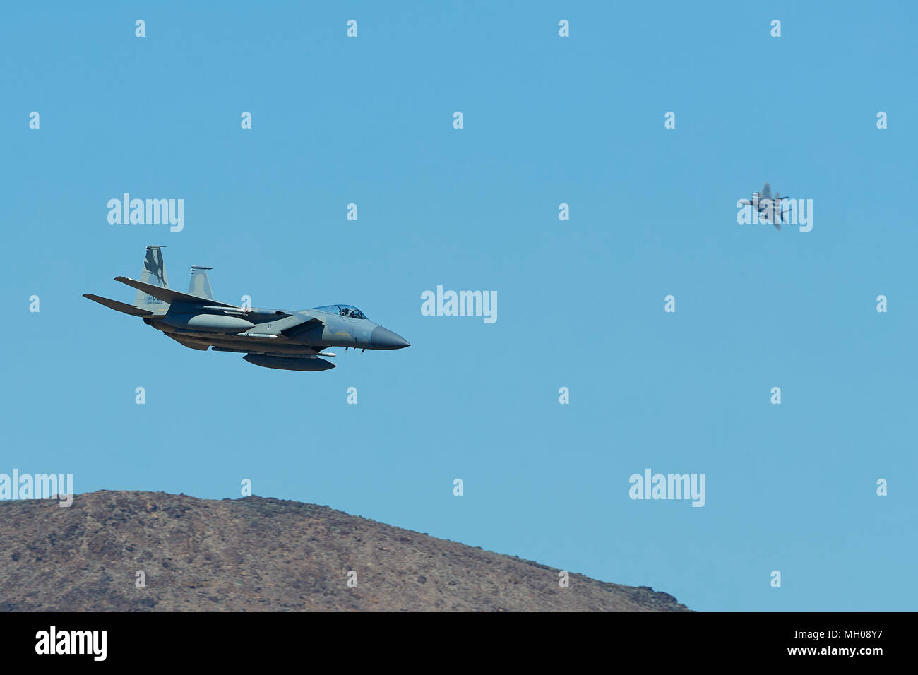 La formazione di due F-15C Eagle aerei da caccia della California Air National Guard, 144Fighter Wing, immersioni in Rainbow Canyon, California, USA. Foto Stock