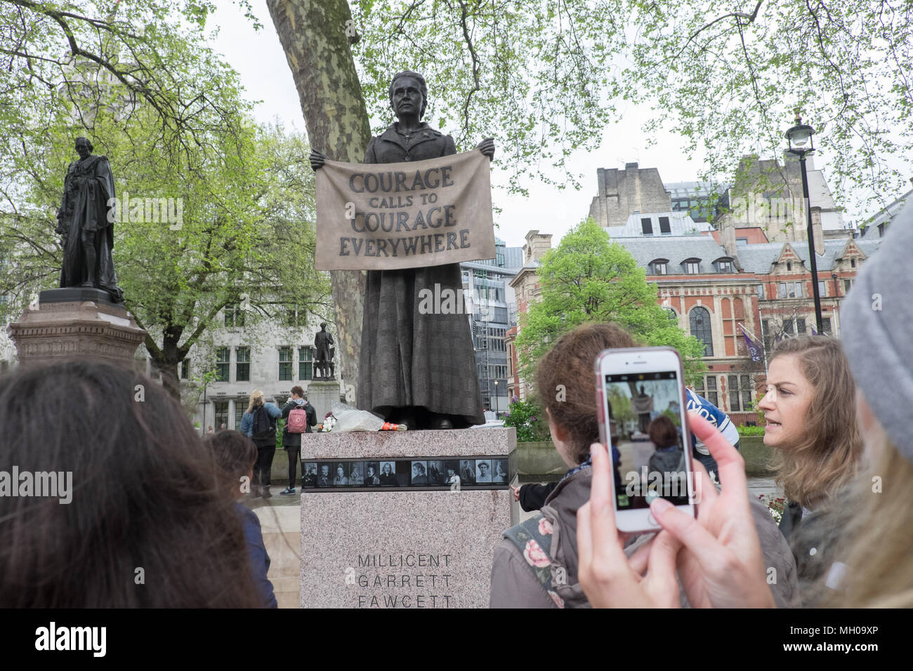 Prima,statua,d,a,donna,a,questo,famoso,square,coraggio chiamate al coraggio dappertutto, bronzo,statua,a,Il Parlamento,Square,rivolta,Case,d,il Parlamento, REGNO UNITO Foto Stock