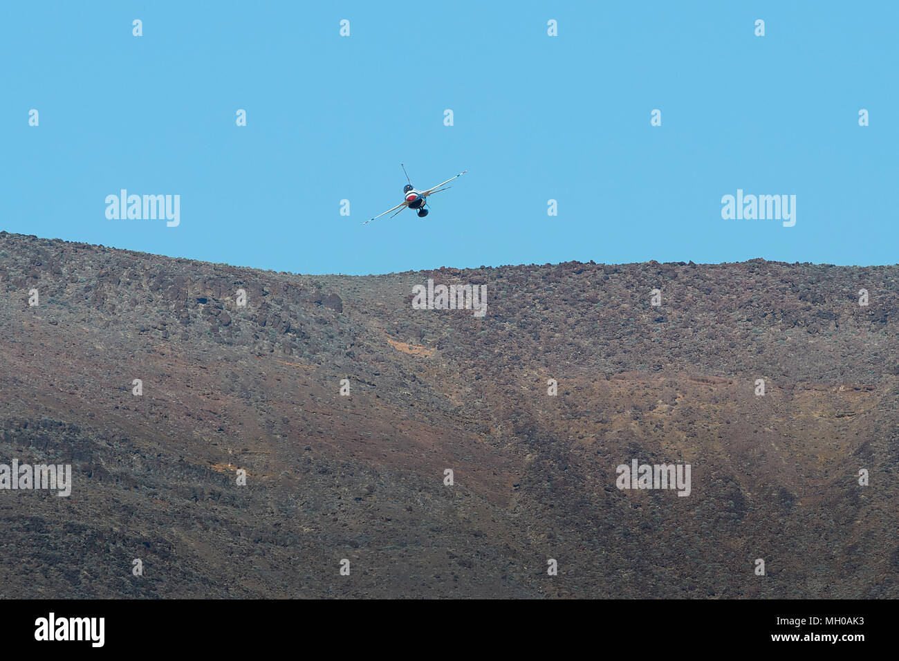 Testa su Immagine di un US Air Force Lockheed Martin F-16D Fighting Falcon dalla USAF "Thunderbirds' discendente nel Canyon Arcobaleno, California. Foto Stock