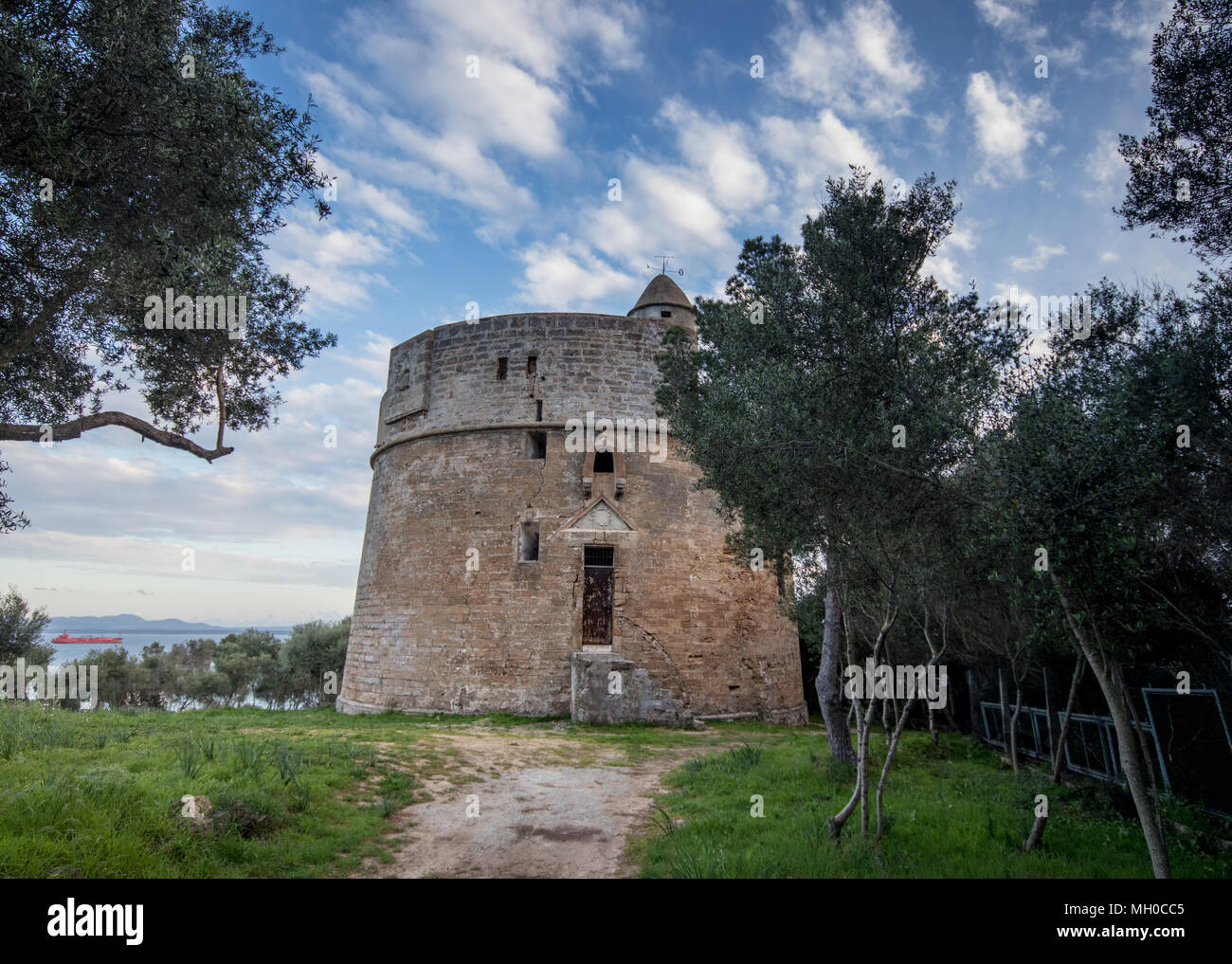 La Torre grande torre di avvistamento in Alcanada vicino porto Alcudia maiorca (Mallorca), isole Baleari, Spagna, Europa Foto Stock