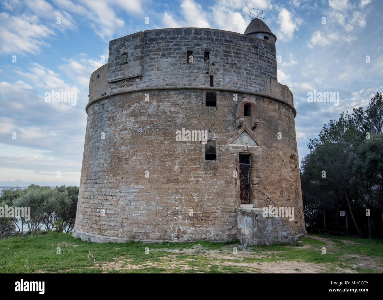 La Torre grande torre di avvistamento in Alcanada vicino porto Alcudia maiorca (Mallorca), isole Baleari, Spagna, Europa Foto Stock