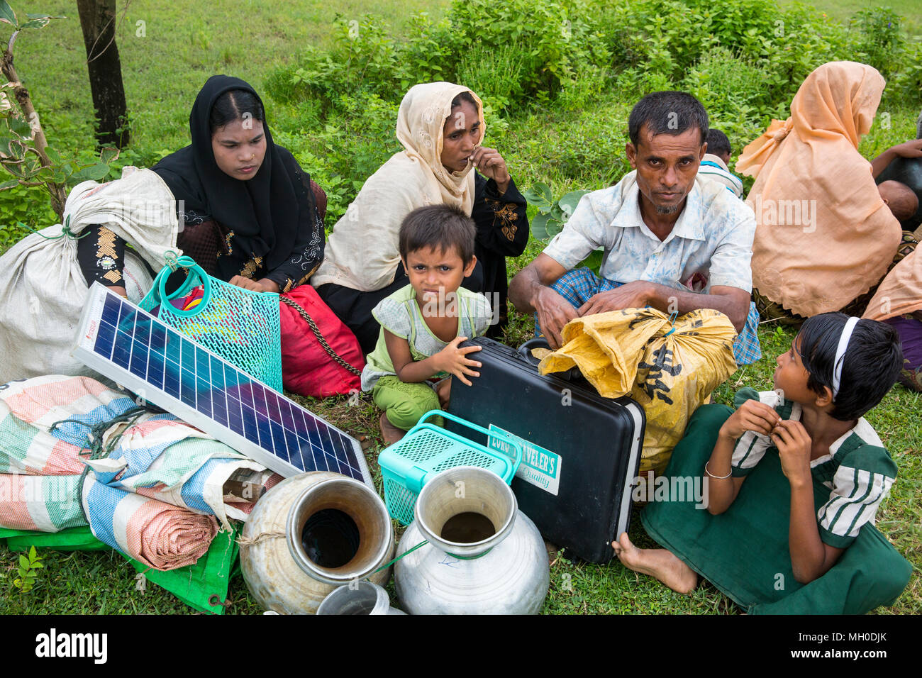 I rifugiati Rohingya attendere da una strada a Ukhia dopo aver immesso il Bangladesh non custodito attraverso i punti di confine. Cox's Bazar, Bangladesh Foto Stock