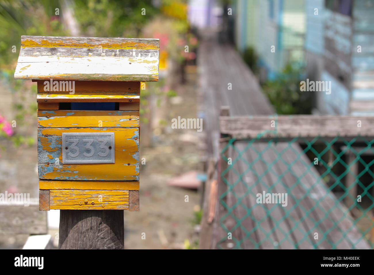Giallo letter box Foto Stock
