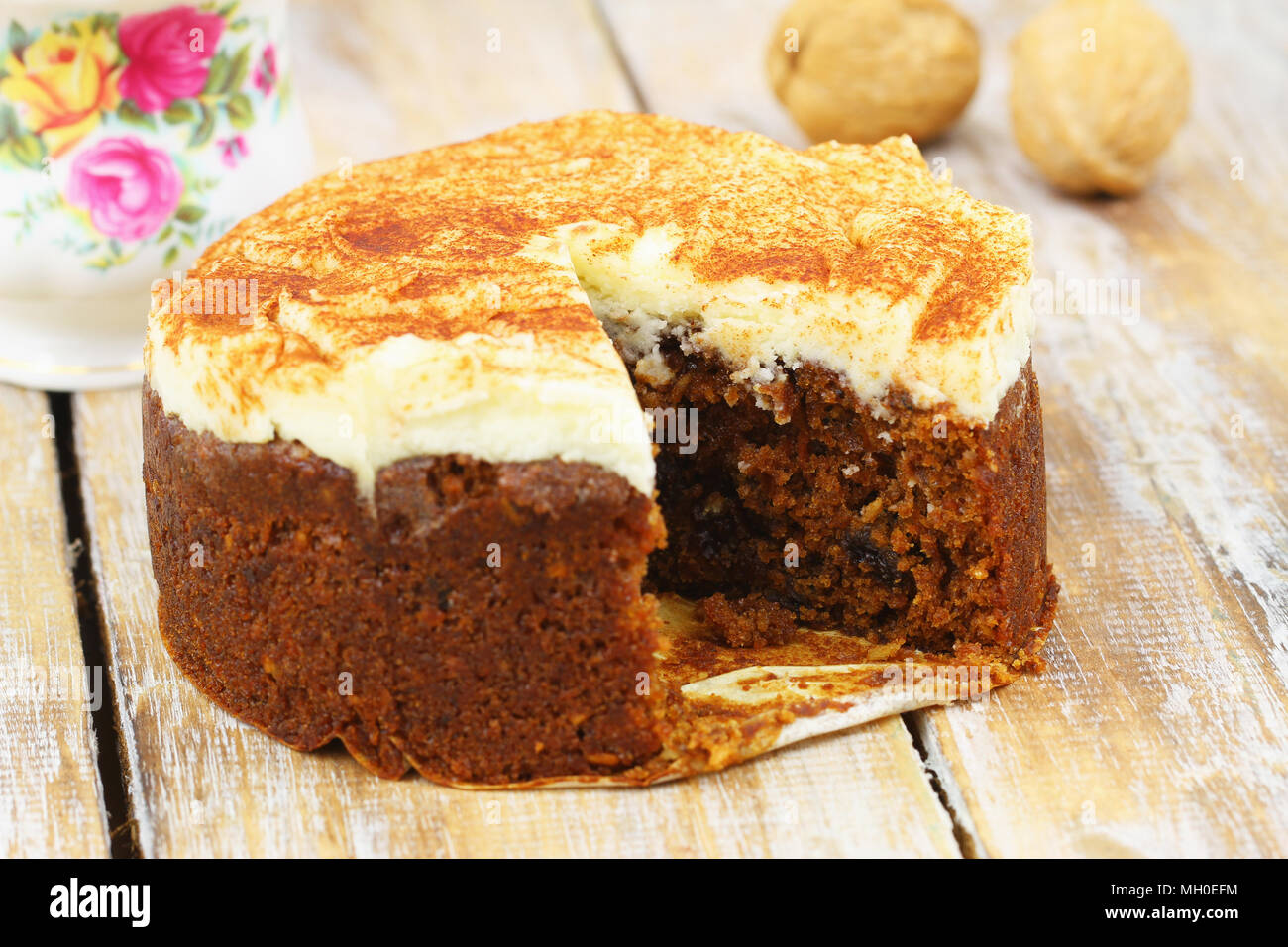 Tutta la carota e mallo di noce Torta con glassa di marzapane Foto Stock