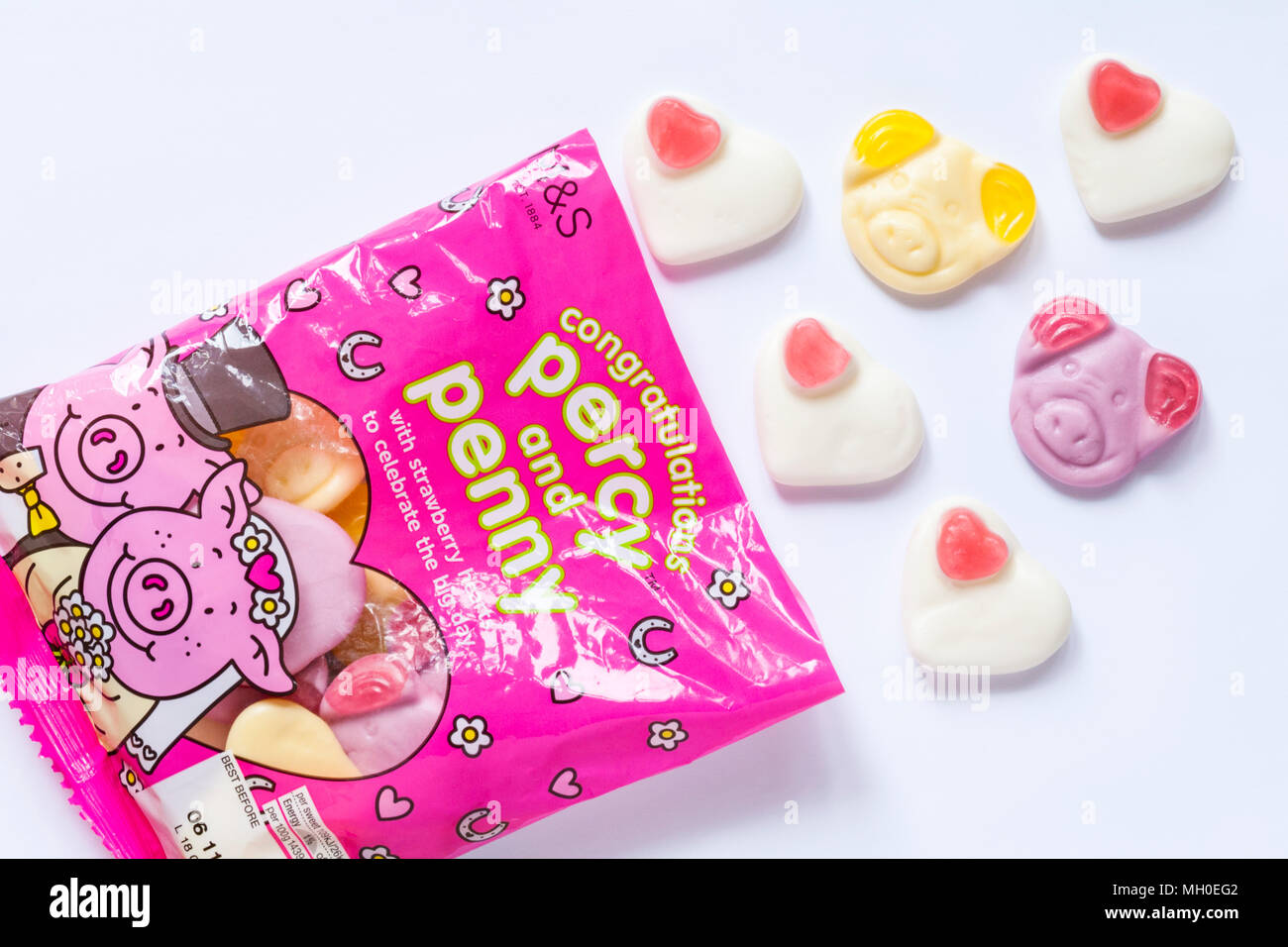 Pacchetto di Percy pig dolci congratulazioni percy e penny con fragola cuori a celebrare il grande giorno - aperto per mostrare i contenuti Foto Stock
