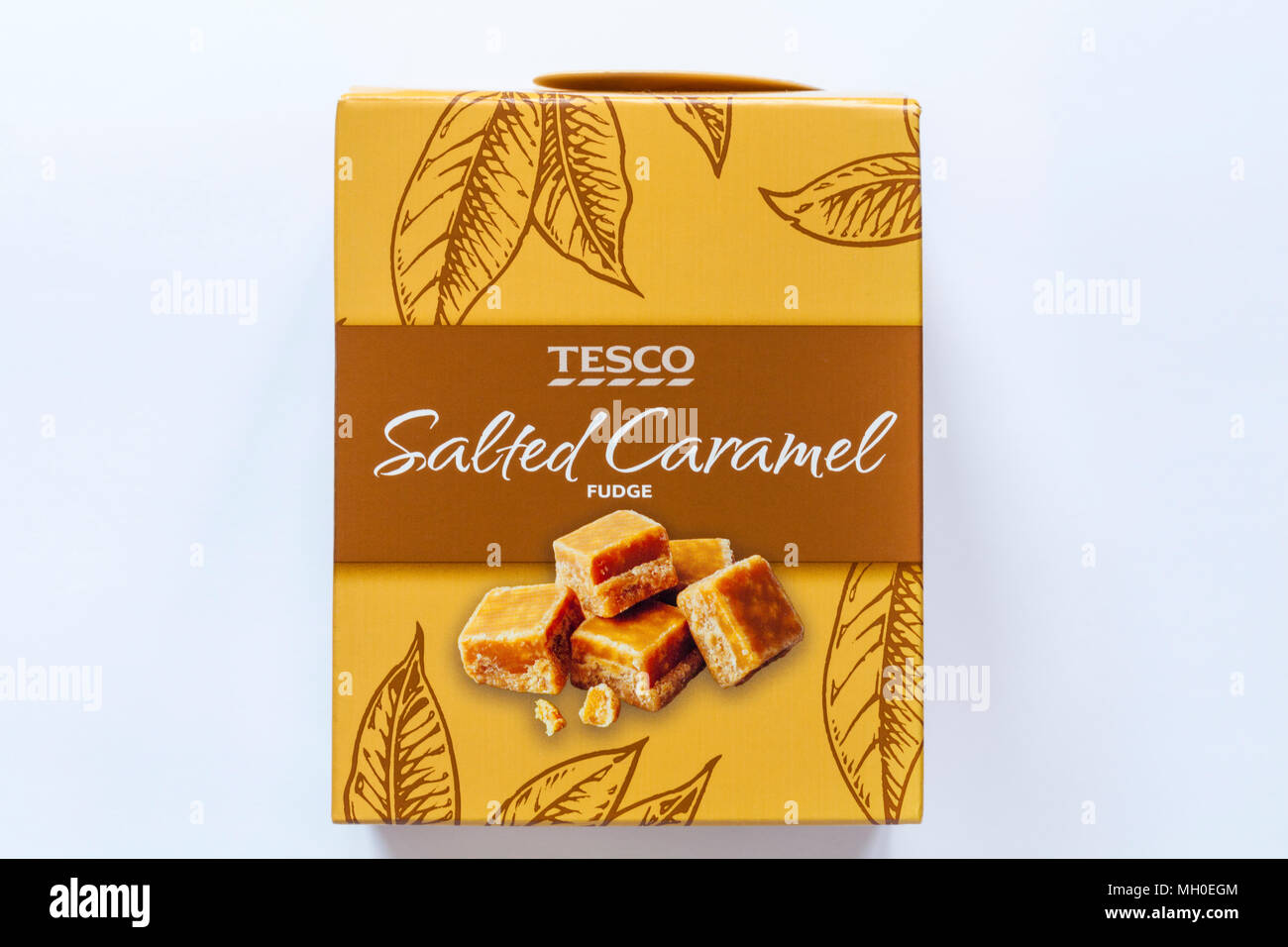 Scatola di Tesco salati Caramel Fudge isolati su sfondo bianco Foto Stock
