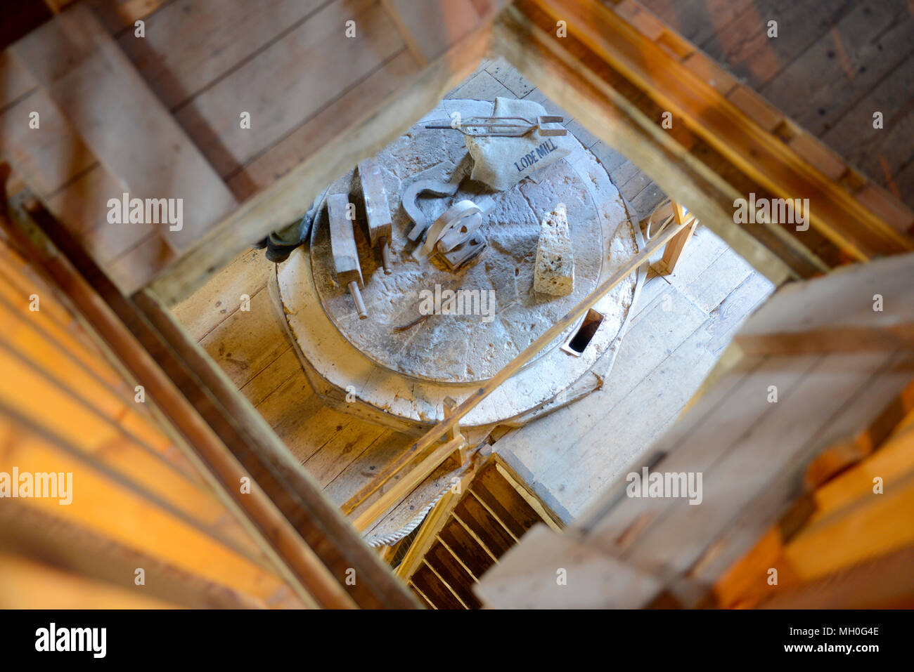 Stone ruota del mulino a Lode Mill, un mulino ad acqua nei pressi di Anglesea Abbey in Cambridgeshire Foto Stock