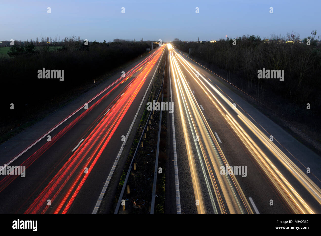 Fari Bianco e rosso coda luci in autostrada di notte in movimento Foto Stock
