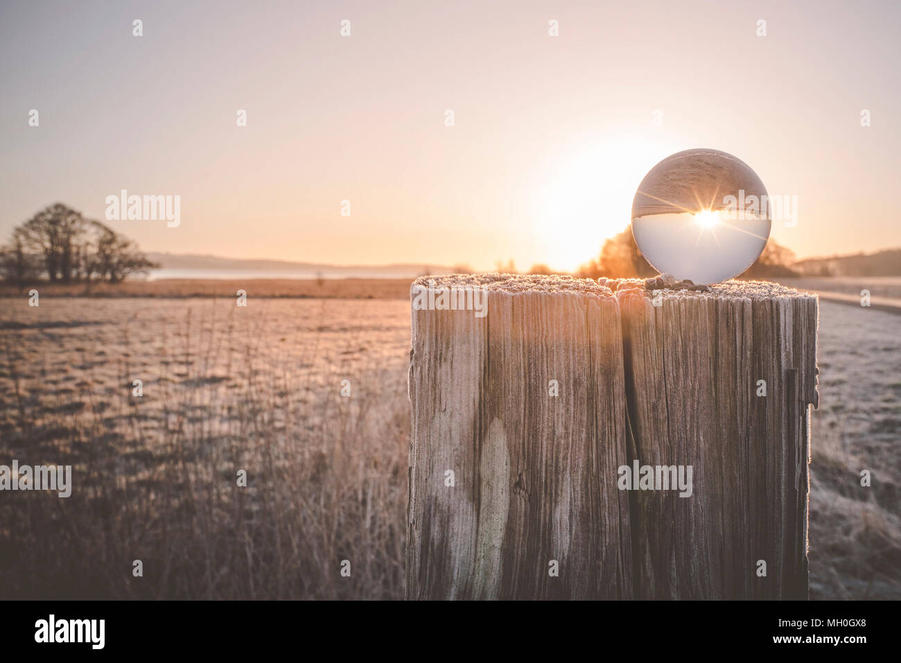 Inverno alba con Sun in una sfera di vetro in una fredda mattina di inverno Foto Stock