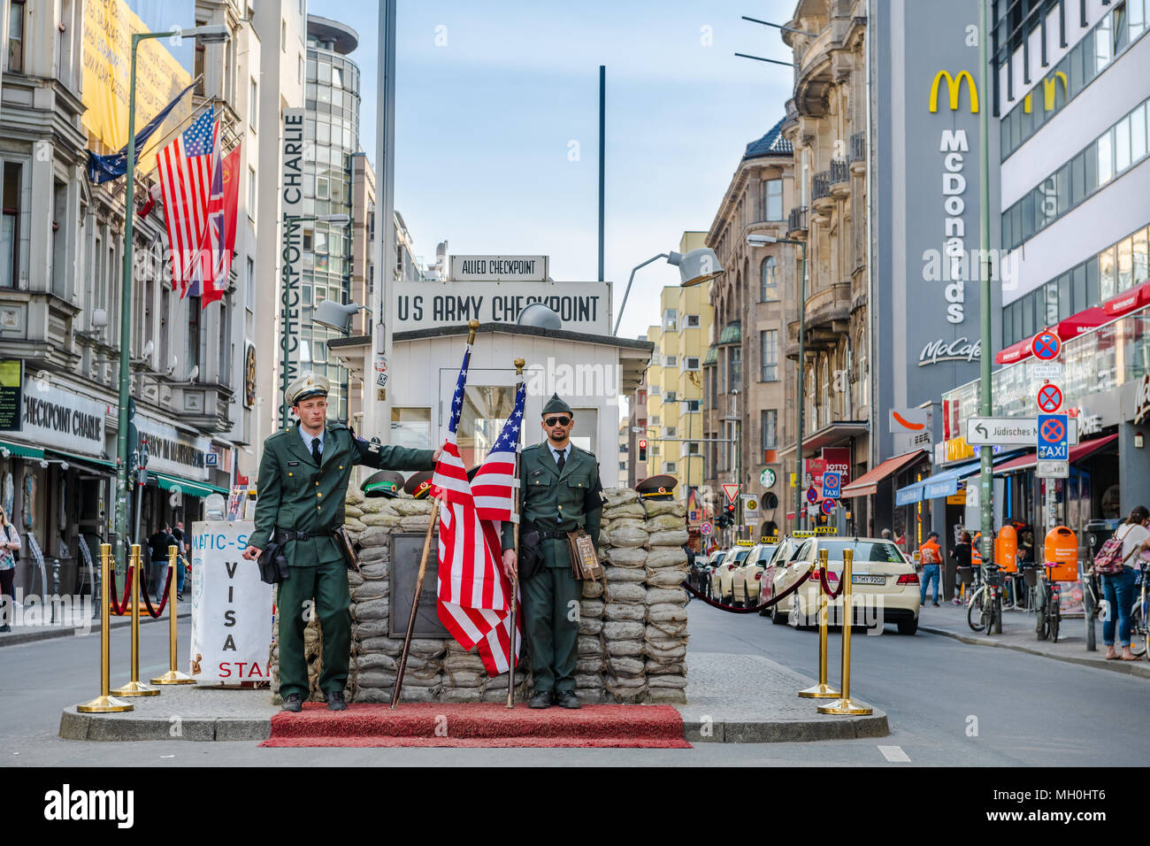 Durante la " guerra fredda " Checkpoint Charlie usato per essere uno dei più celebri valichi di frontiera nel mondo. Oggi è una grande attrazione turistica in Foto Stock
