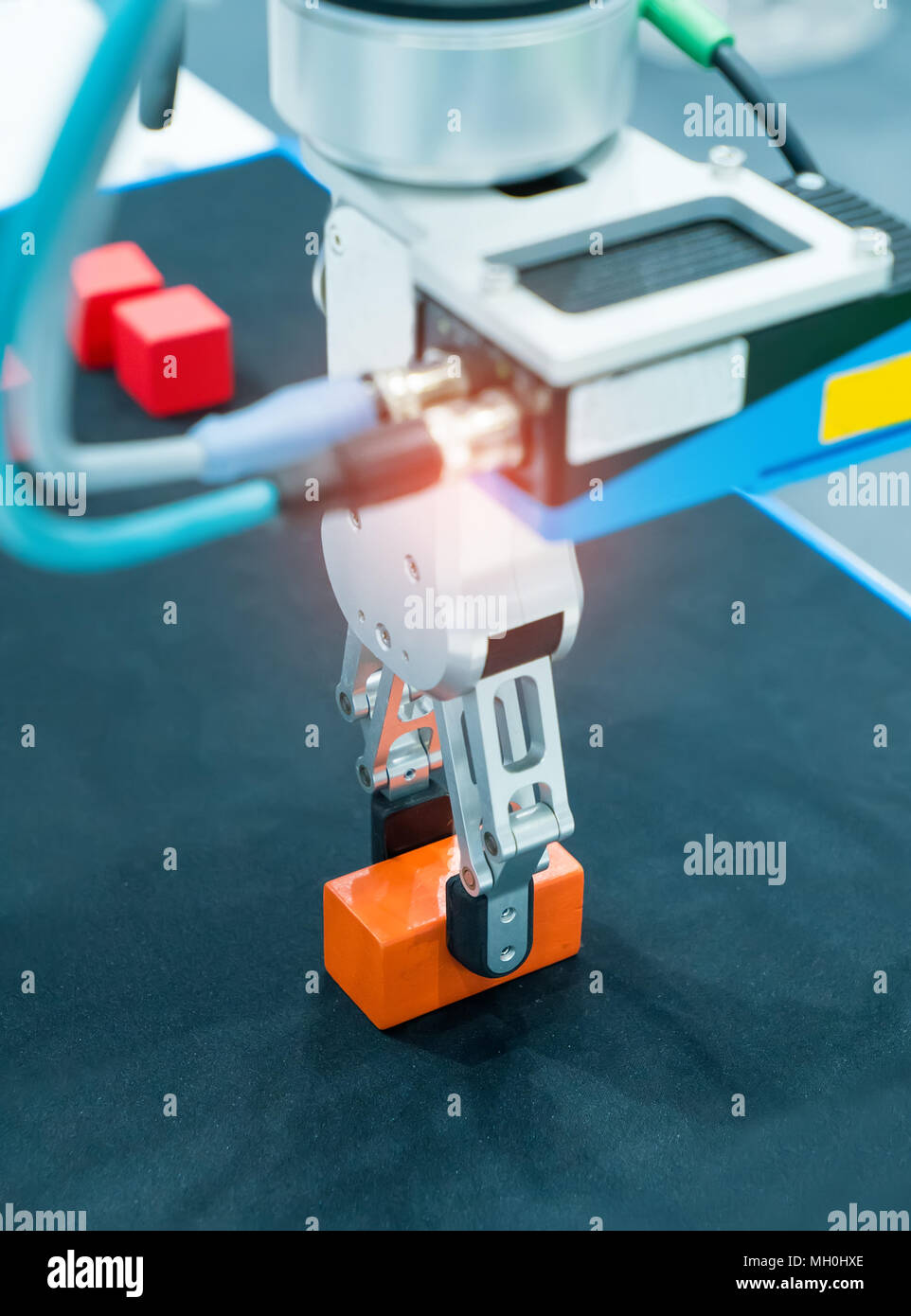 Il braccio robotico pick and place automation Foto Stock