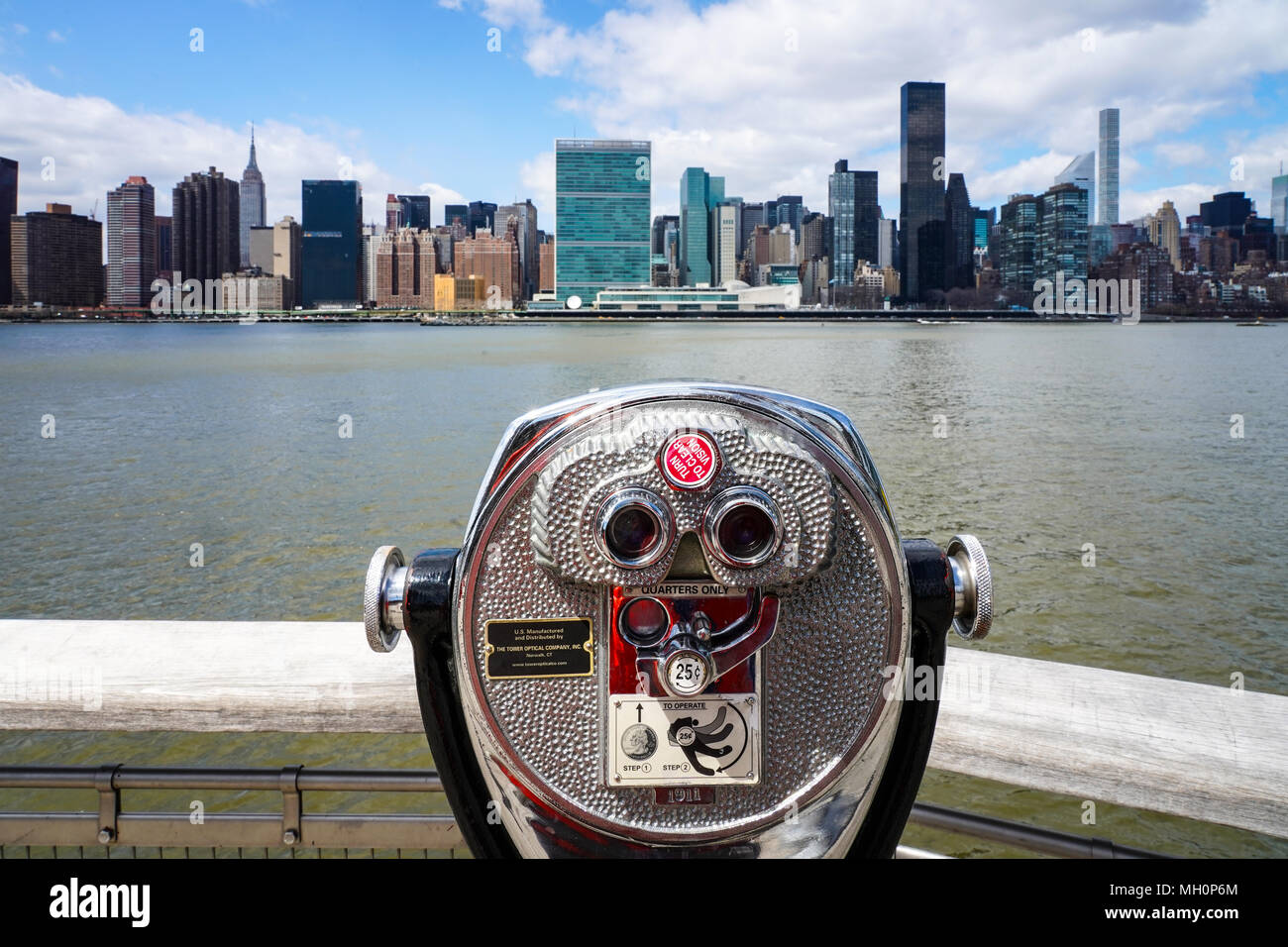 Una coppia di gettoniera binocolo (fabbricato dalla torre compagnia ottica) Guardando sopra sull'isola di Manhattan a New York City negli Stati Uniti. F Foto Stock