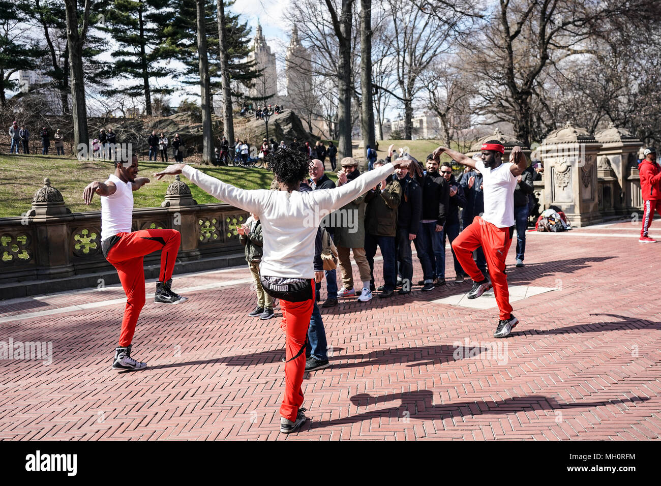 Un hip hop gruppo che esegue nel Central Park di New York City negli Stati Uniti. Da una serie di foto di viaggio negli Stati Uniti. Data foto: Sunda Foto Stock