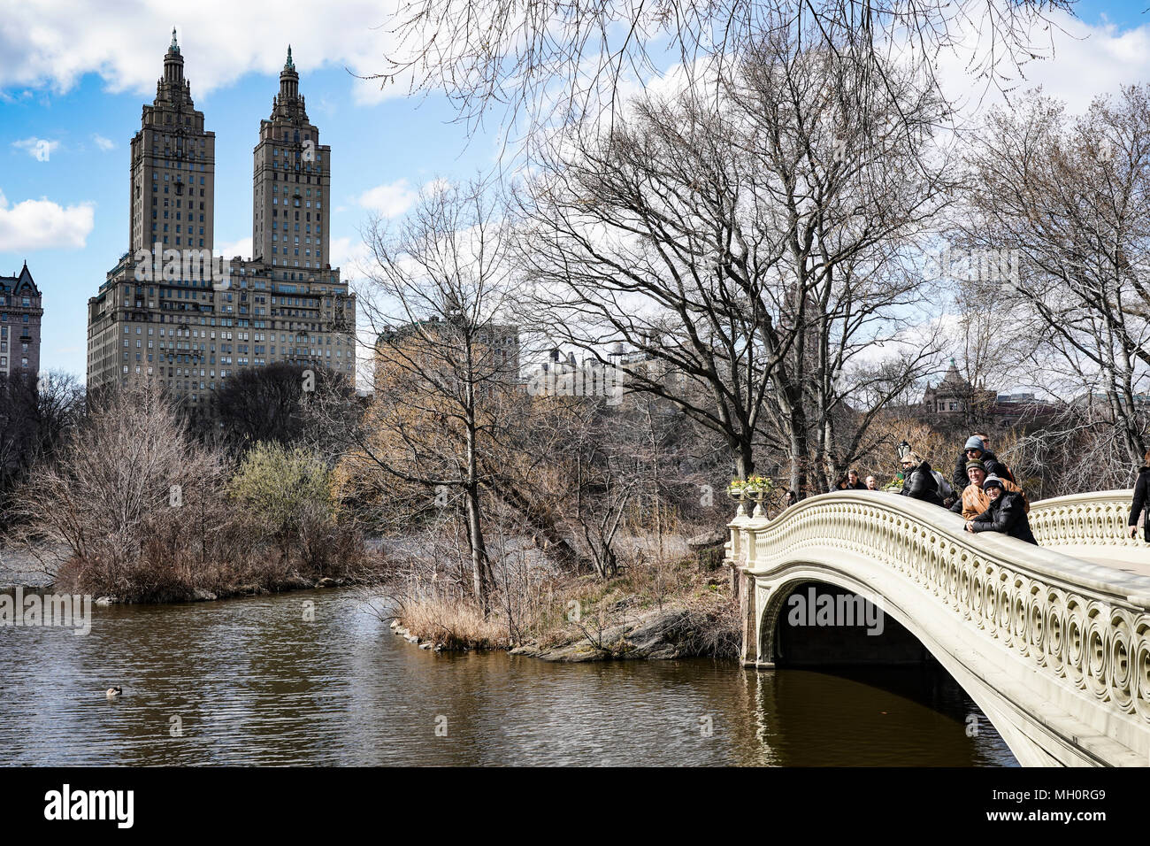 Ponte di prua a Central Park di New York City negli Stati Uniti. Da una serie di foto di viaggio negli Stati Uniti. Foto Data: Domenica, 8 Aprile 2018 Foto Stock