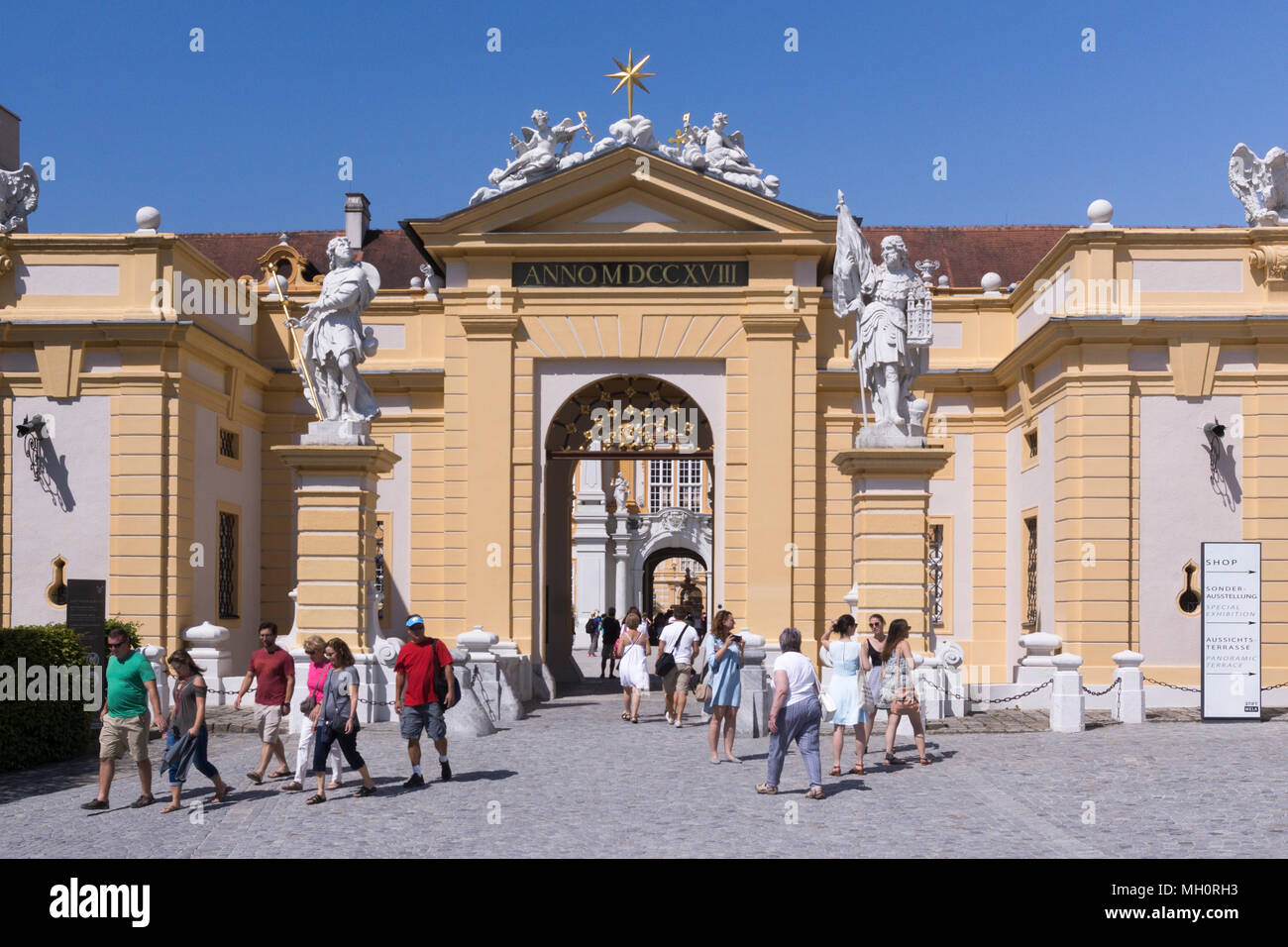 I visitatori dell'Austria l'Abbazia di Melk passando attraverso il cancello principale. La sua architettura è famosa in tutto il mondo e parte dell'Umanità dall'UNESCO il patrimonio culturale Foto Stock