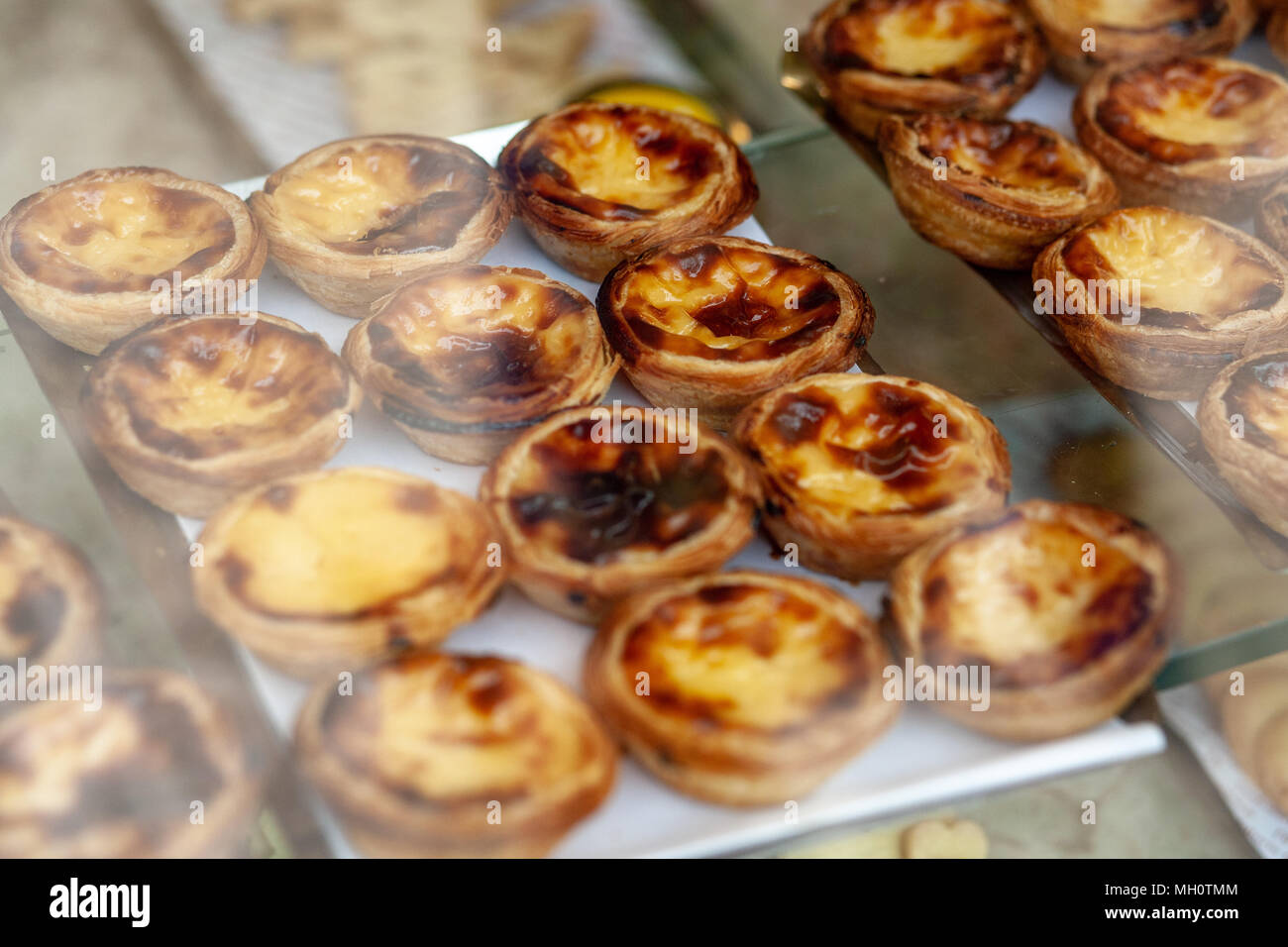 Il portoghese crema pasticcera crostate, chiamato 'Pastel de nata o de Belem' nell'vitrine Foto Stock