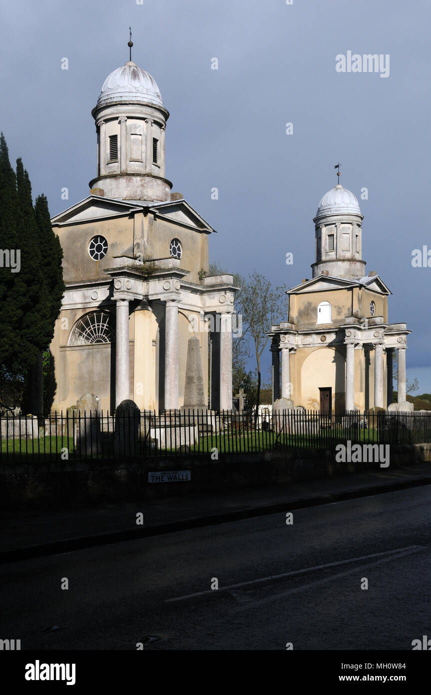Mistley Towers - le parti superstiti della chiesa di Santa Maria Vergine da Robert Adam - in Mistley, Essex, Inghilterra Foto Stock