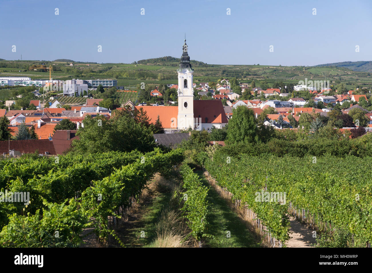 Il Laurenzio chiesa e il Loisium Vino e Spa Resort in Langenlois, la 'capitale del vino' e una popolare destinazione turistica della Bassa Austria Foto Stock