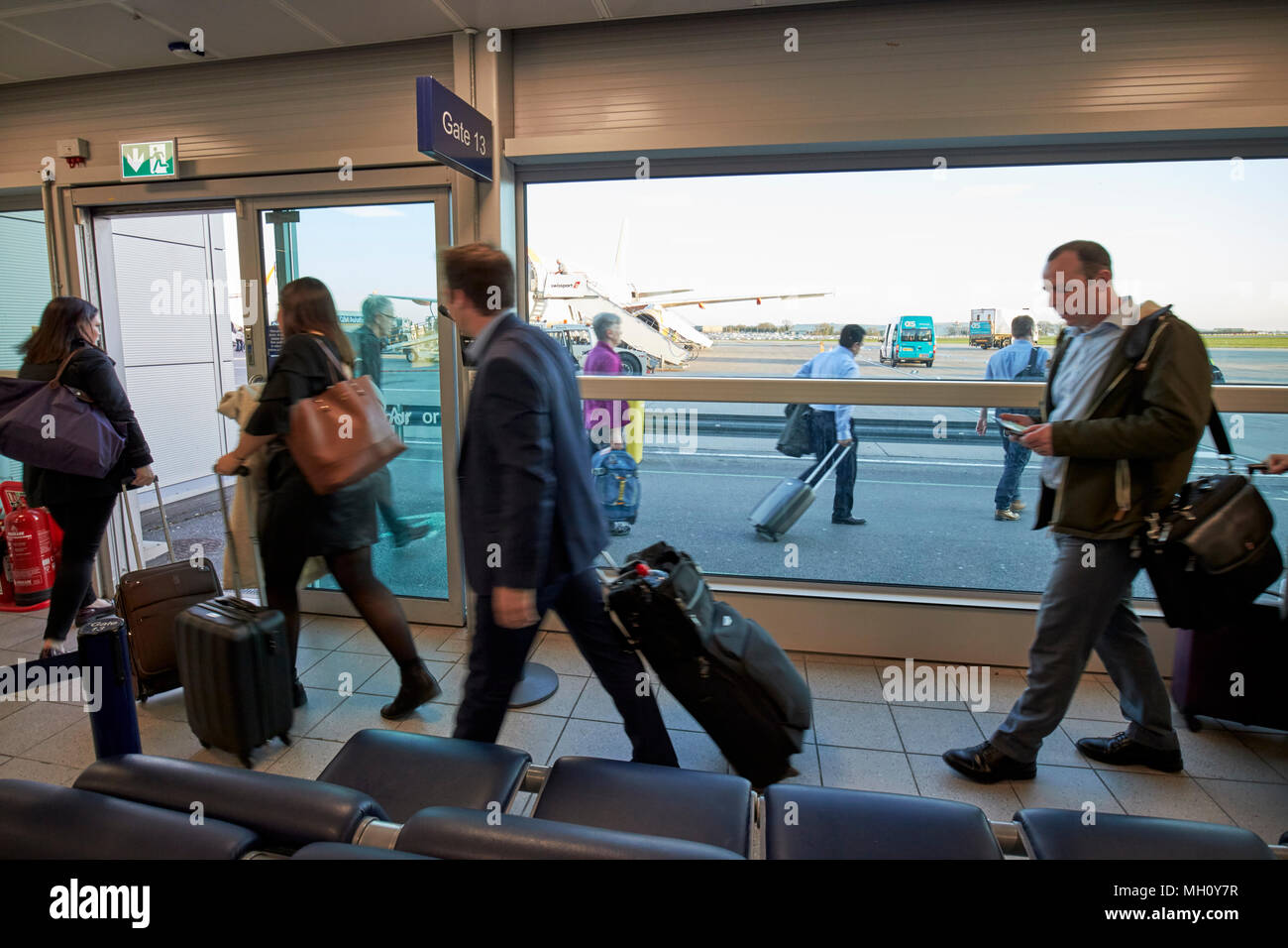Speedy Boarding imprese passeggeri lasciare gate di partenza a bordo di aereo dall'aeroporto di Bristol England Regno Unito Foto Stock
