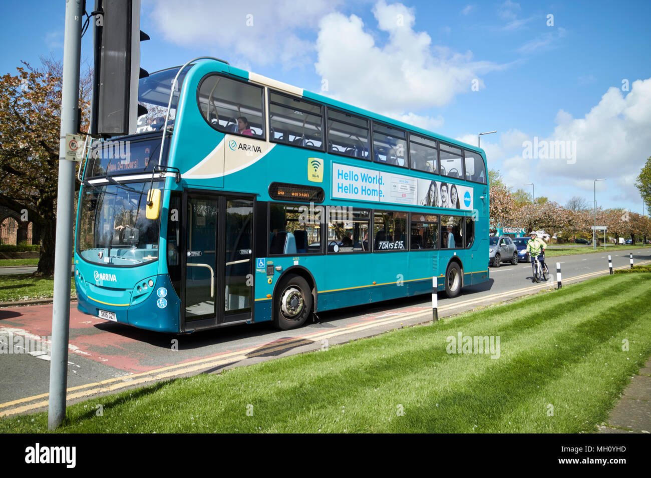 Arriva il servizio di autobus sul Mather avenue allerton Liverpool Merseyside England Regno Unito Foto Stock