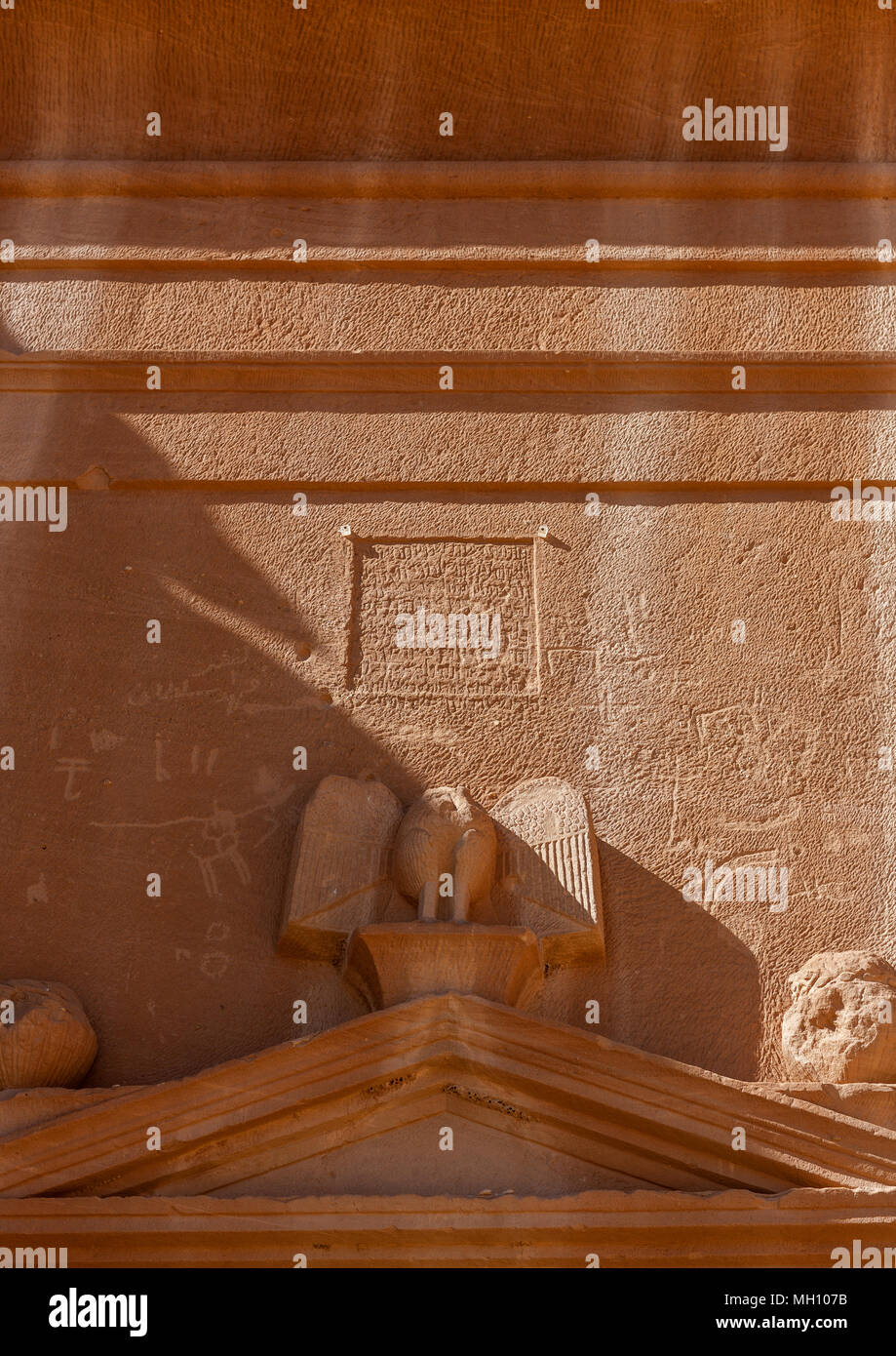 Statua di merli sulla parte superiore di una tomba di nabataean in madain saleh sito archeologico, Al Madinah Provincia, Al-Ula, Arabia Saudita Foto Stock
