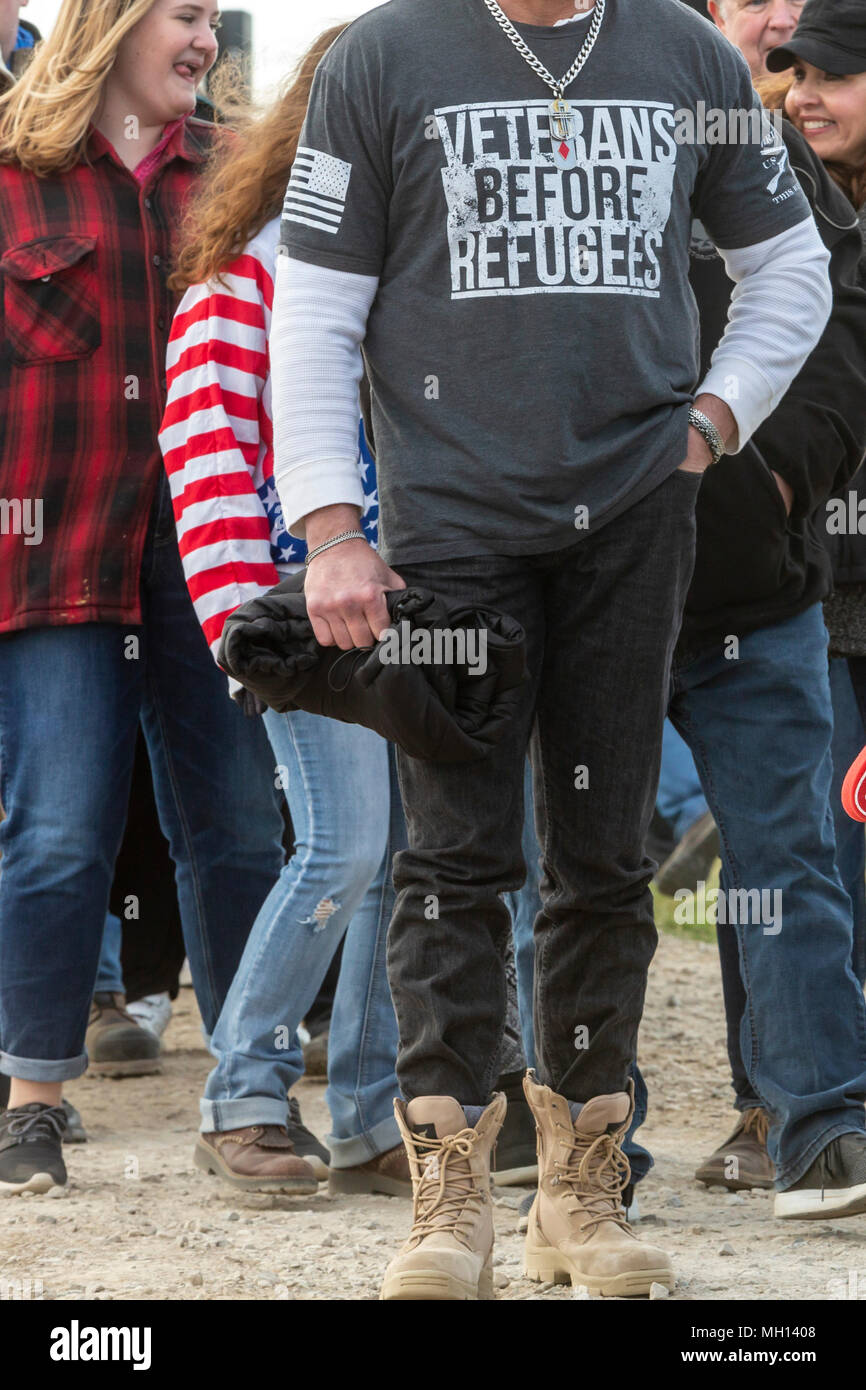 Washington Township, Michigan - una linea di persone in attesa di cancellare la sicurezza prima di un presidente Donald Trump campaign rally in Macomb County, Michigan. Foto Stock