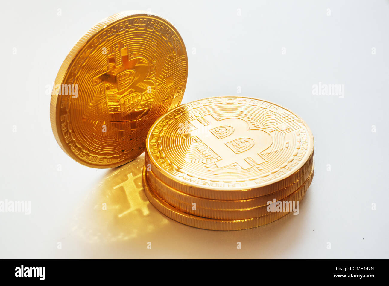 Shiny golden bitcoins su sfondo bianco, isolato. valuta digitale, bit coin, concetto cryptocurrency.lo spazio per testo, denaro digitale con la riflessione Foto Stock