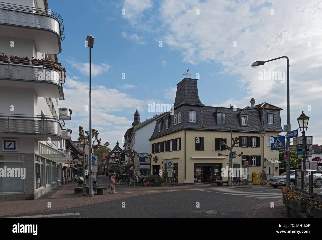La zona pedonale corner street presso il Untertor, Hofheim am Taunus, Germania Foto Stock