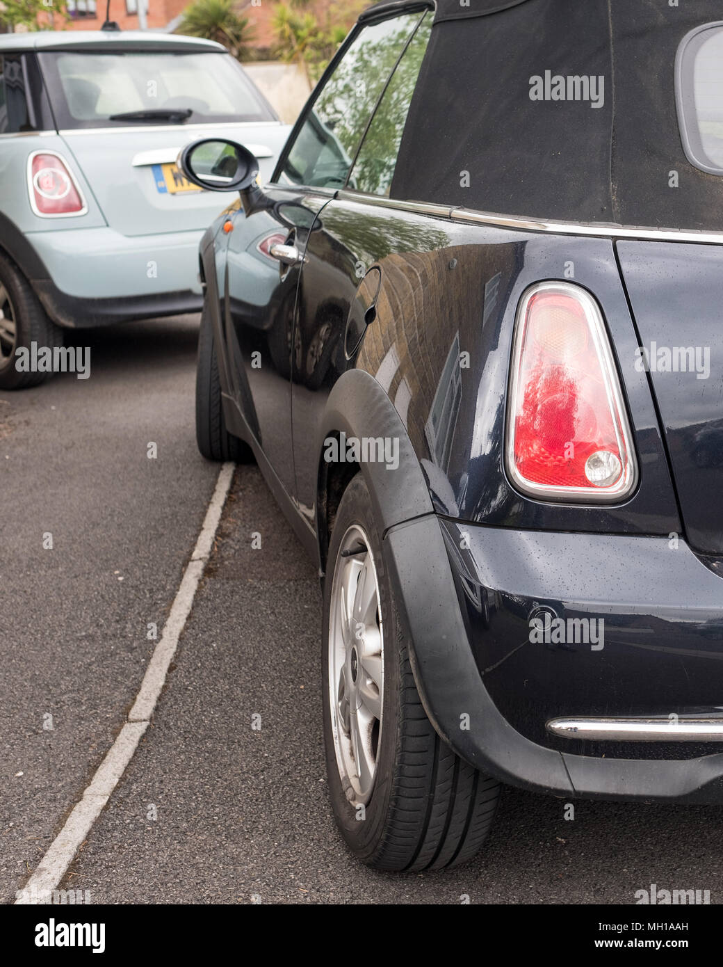 Aprile 2018 - due minis, una coppia di BMW Mini automobili parcheggiate insieme. Foto Stock