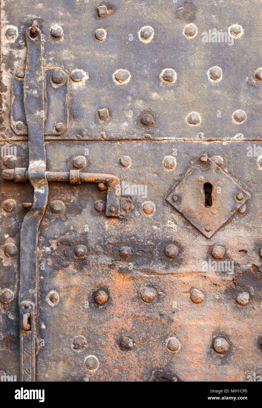 Molto vecchio porta in ferro, blocco danneggiato keyhole e prigionieri con la formazione di ruggine Foto Stock