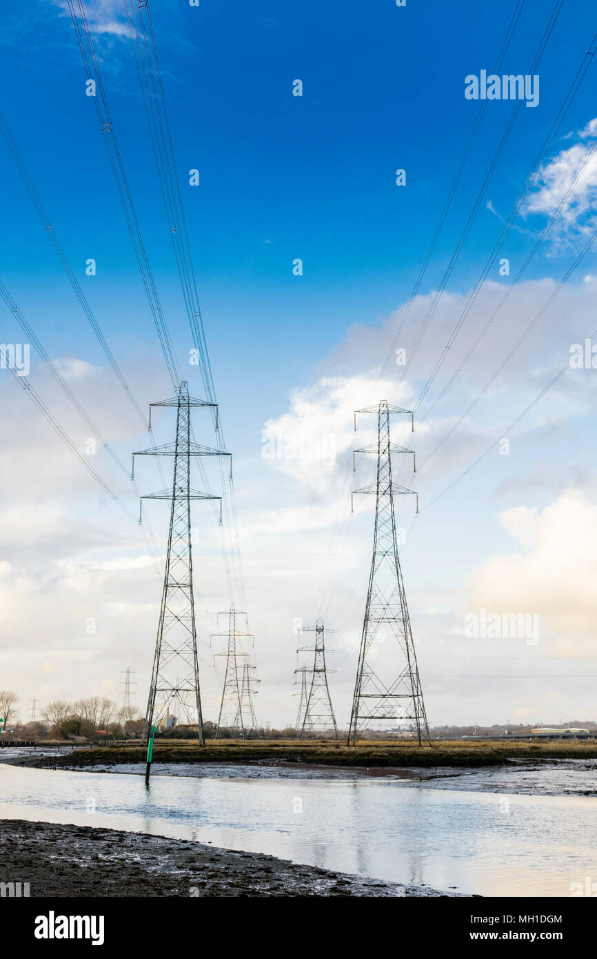 Tralicci di elettricità a Eling vicino Southampton con cielo blu esagerato , Inghilterra, Regno Unito Foto Stock