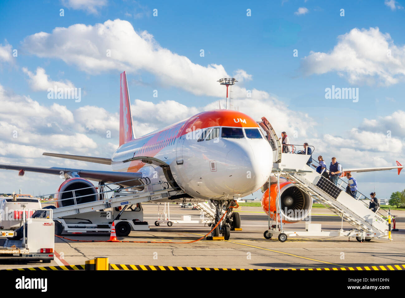 I passeggeri che salgono su un aereo/aereo Easyjet Airbus A320-200 con scale e i bagagli vengono caricati all'aeroporto di Schönefeld (SXF) 2018, Berlino, Germania Foto Stock