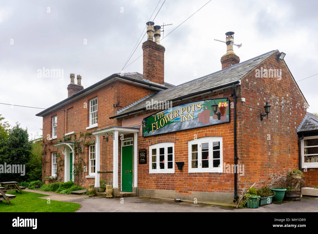 Le Fioriere Inn pub nel villaggio di Cheriton nella campagna dell'Hampshire, Inghilterra, Regno Unito Foto Stock