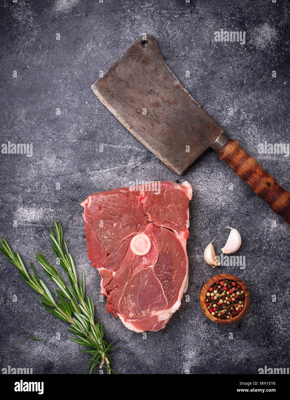 Carne di agnello con rosmarino, spezie e cleaver. Vista superiore Foto Stock