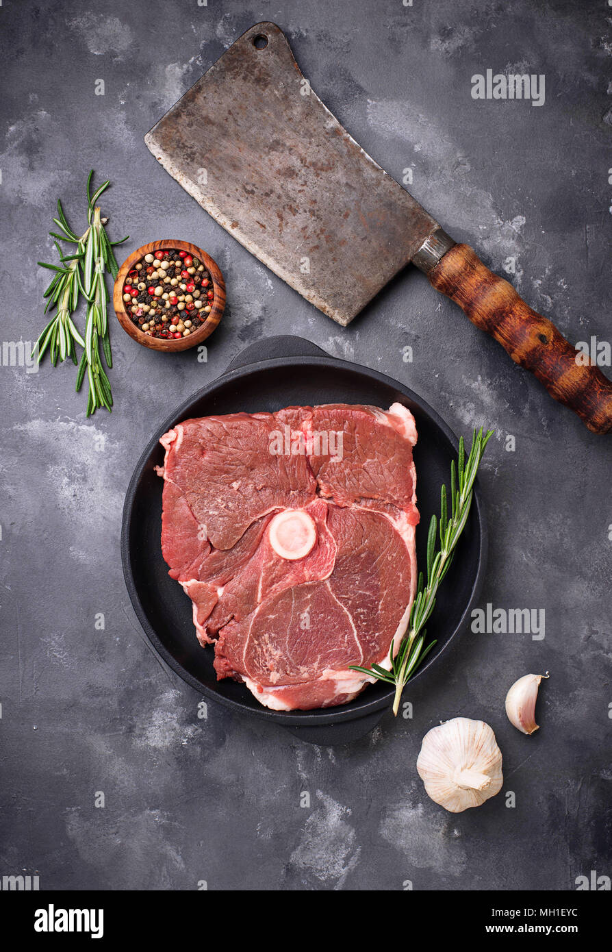 Carne di agnello con rosmarino, spezie e cleaver. Vista superiore Foto Stock